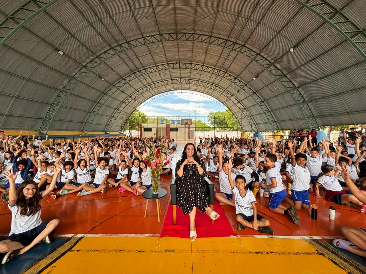 Luciana Malagó articula diferentes frentes de trabalho e acompanha as demandas da comunidade escolar